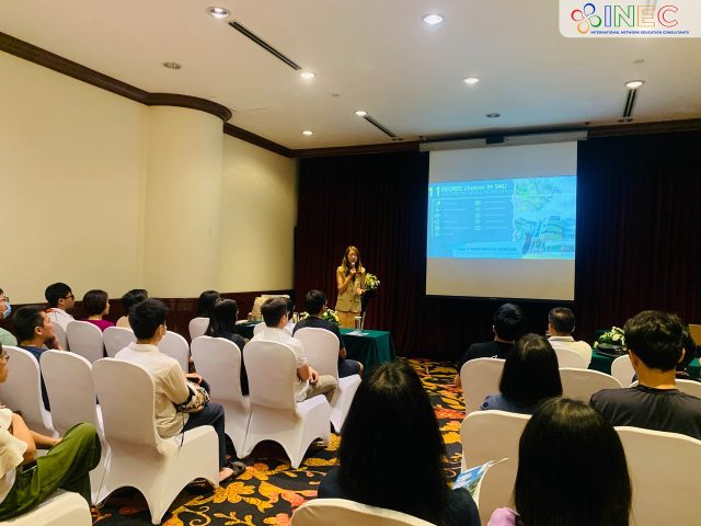 hoi-thao-dai-hoc-quan-ly-singapore-smu-2023-hn-4 Ms. Jady Koh – Giám đốc Văn phòng tuyển sinh đại học của SMU đồng hành cùng học sinh Việt Nam tìm hiểu các lựa chọn ngành học của trường