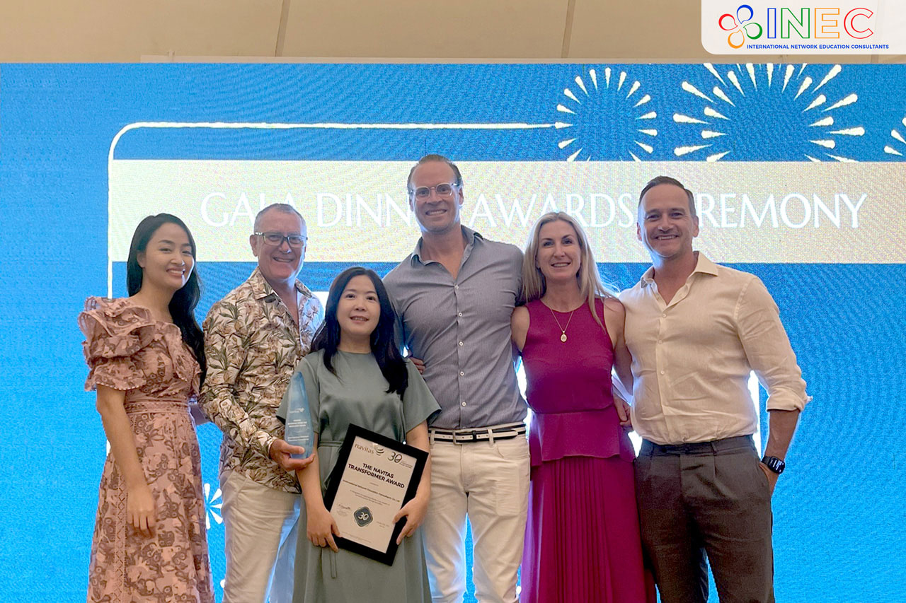 Đại diện INEC nhận giải thưởng dành cho đối tác xuất sắc do Tập đoàn Navitas trao tặng